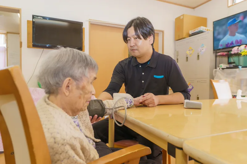 血圧測定中の利用者