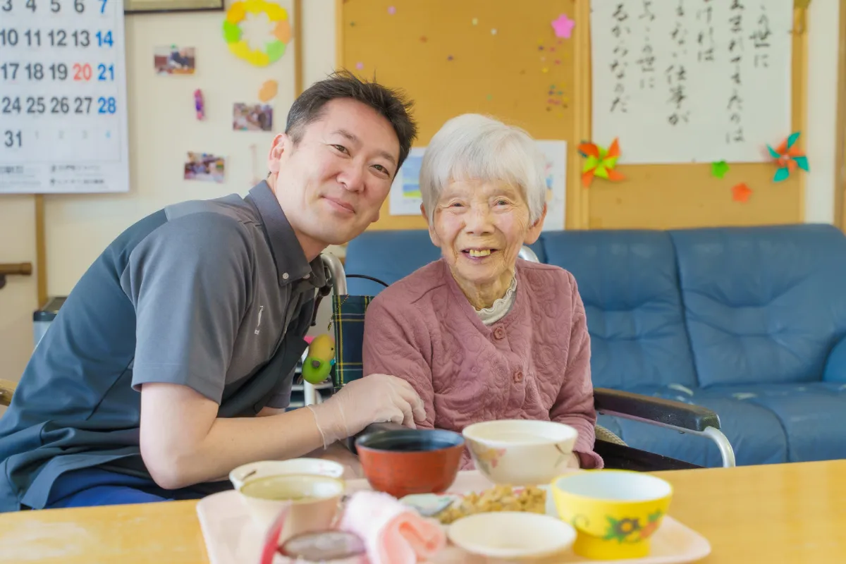 車椅子を押す介護士